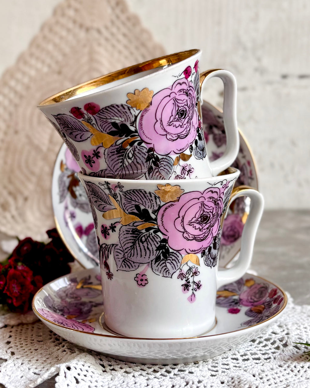 Duży kubek porcelanowy w róże lomonosov ręcznie malowany i złocony